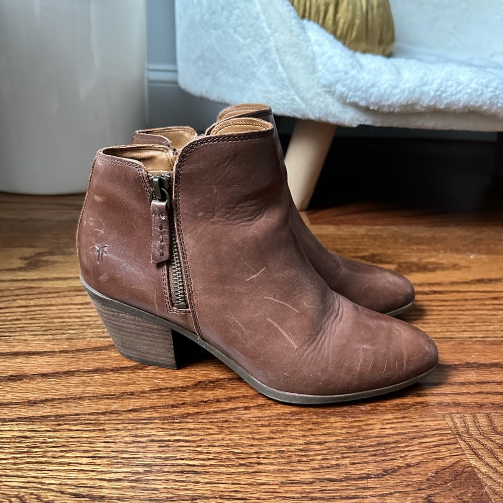 Frye Judith zip bootie brown leather 7.5 M